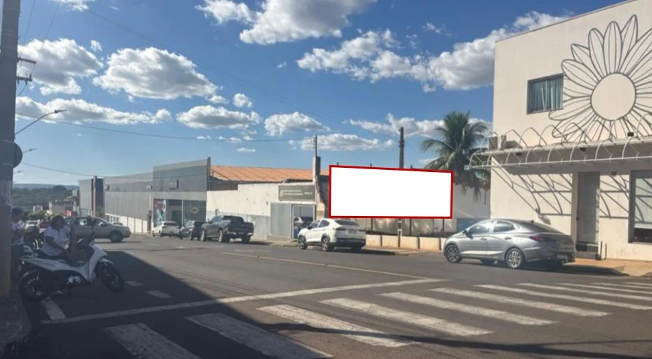 ituiutaba-cidade-outdoor-placa-painel-comunicacao-visual-midia-ooh-centro-avenida-28-com-rua-15-ao-lado-concessionaria-venture-fiat-799mi