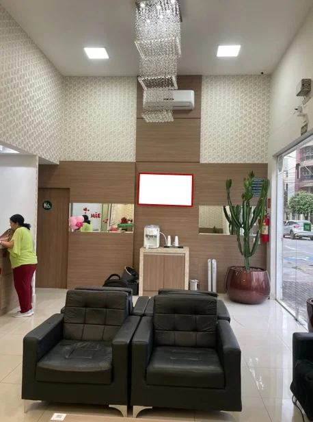 ipatinga-cidade-tv-indoor-placa-painel-comunicacao-visual-midia-ooh-clinica-implante-facil-rua-graciliano-ramos-1-tv-29ta
